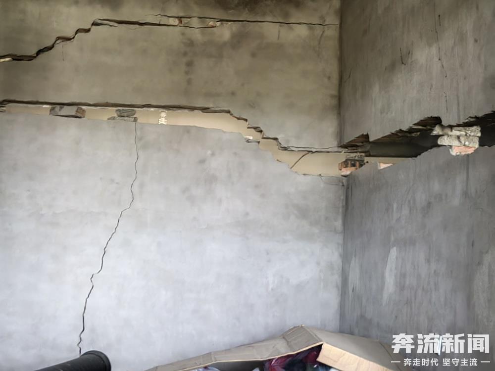 陕kaiyun体育官方网站西神木“悬空”的村庄:地面塌陷房屋开裂 搬迁问题至今未解决(图2)